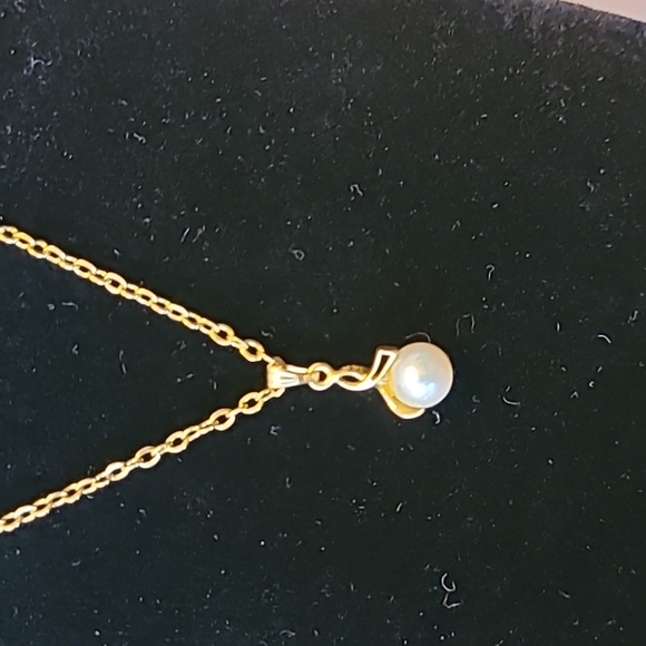 Elegant Stainless Steel Gold Chain Pearl Pendant Necklace - Picture 3 of 4
